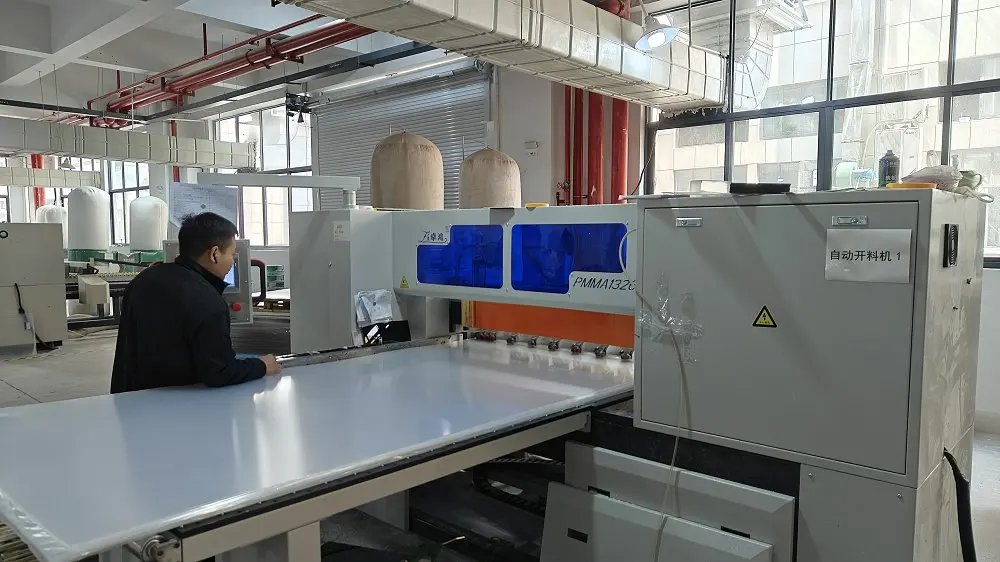 Large-format sheet cutting in the partner manufacturing facility
