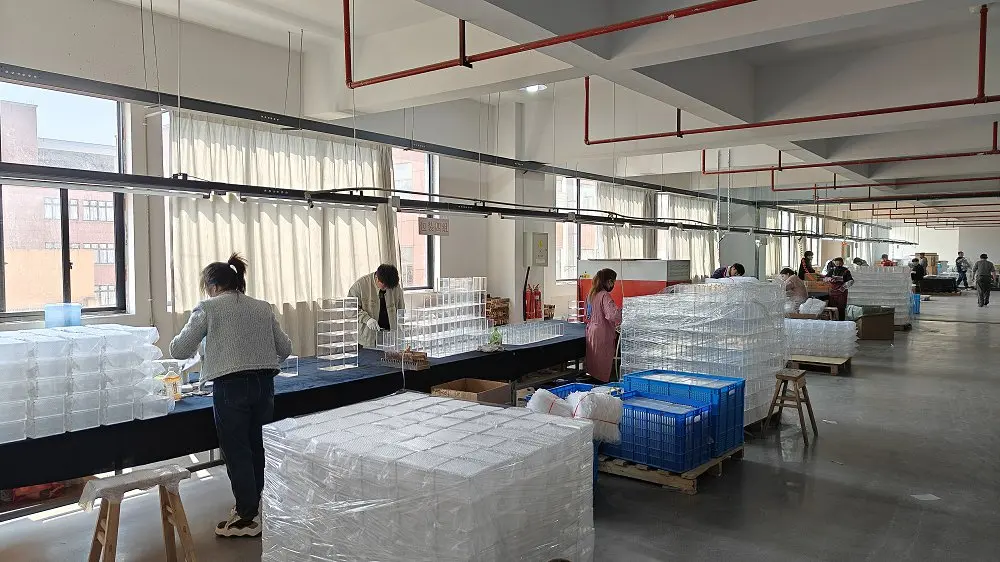 Packing area for finished acrylic products
